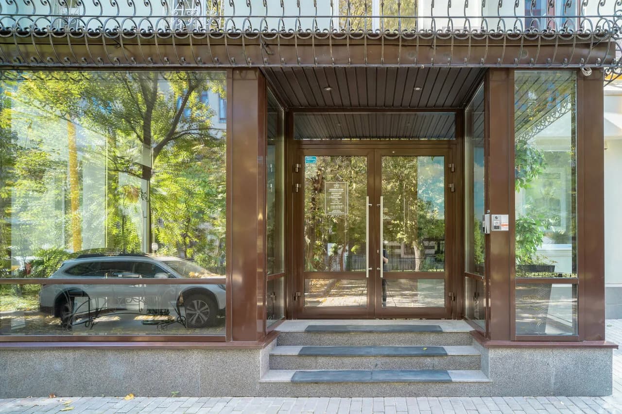 Вход в клинику на Филипповском переулке